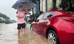 Mưa kéo dài, người dân Hà Nội 'bất lực' nhìn ô tô bị nước dềnh