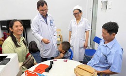 Em bé Campuchia lần đầu nghe thấy âm thanh cuộc sống nhờ bác sĩ Việt Nam