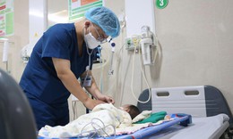 Trẻ 1 tháng tuổi nguy kịch vì người lớn nhỏ nhầm 5 giọt axit vào miệng