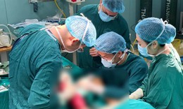 Hoại tử cả hai bàn chân sau nhiều ngày tự chườm nóng vì tê bì