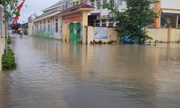 Nước lũ tràn vào phòng học, nhiều học sinh không thể đến trường