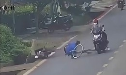 Khoảnh khắc xe máy đi ngược chiều tông xe đạp, tài xế văng xuống mương