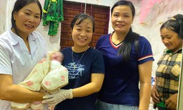 Giữa dòng nước lũ, nữ bác sĩ bò qua mương đến nhà sản phụ đỡ đẻ