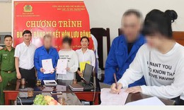 Lễ đăng ký kết hôn đặc biệt của cô gái và người yêu ở trại tạm giam