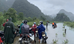 Giáo viên vùng cao vượt lũ vào bản với học trò