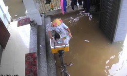 Bé gái 5 tuổi gặp ‘cú sốc mùa lụt’, khoảnh khắc khiến dân mạng bật cười