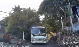 Tài xế lùi xe 'cực nét', né cú đâm trực diện của xe tải trên dốc hẹp