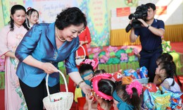 Phó Thủ tướng thăm, tặng quà Trung thu cho trẻ em tại Tuyên Quang