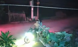 Đôi tình nhân dừng xe lúc hơn 2h sáng, chủ nhà xem camera chỉ biết ngỡ ngàng