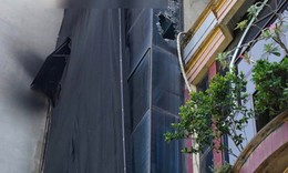 5 người được cứu trong ngôi nhà bốc cháy trên phố Trần Vỹ 