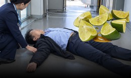 Tin nước chanh chữa bệnh, người đàn ông hôn mê ngay khi vừa xuống máy bay
