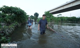 Cầu dân sinh chìm sâu, người dân Hà Nội mạo hiểm lội nước qua sông