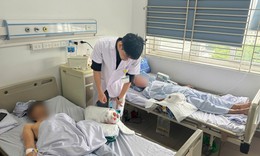 Cứu các ngón tay dập nát do cuốn vào máy cưa, thang máy