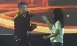 Nữ khán giả bất ngờ áp sát, lớn tiếng với Đàm Vĩnh Hưng trên sân khấu