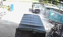 Khoảnh khắc xe buýt tông mạnh ô tô chở rác, tài xế mắc kẹt trong cabin
