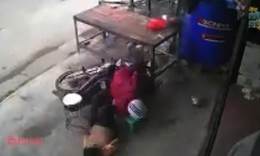 Cô gái đi xe máy lao thẳng vào quán thịt, camera ghi lại khoảnh khắc thót tim