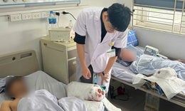Nam shipper bị thang máy nghiền nát bàn tay, 7 giờ phẫu thật bảo tồn ngón tay