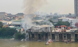 Cháy kho hàng gần cầu Vĩnh Tuy, Cảnh sát PCCC hút nước sông Hồng dập lửa