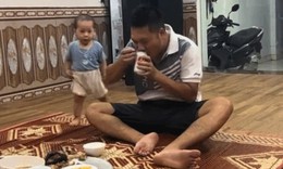 Thấy bố nằm dài dưới sàn, cậu bé có hành động khiến ai cũng bất ngờ