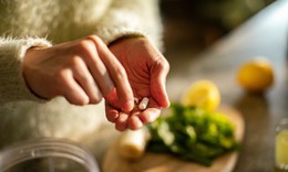 Dầu cá, glucosamine, vitamin D có thực sự tốt cho não người lớn tuổi?