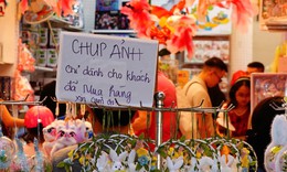 Vì sao tiểu thương Hàng Mã treo biển 'chỉ khách mua hàng chụp ảnh'