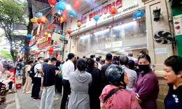 Bánh Trung thu truyền thống trên phố Thụy Khuê: Khách rồng rắn xếp hàng cả tiếng đồng hồ