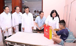 Chủ tịch Ủy ban Trung ương MTTQ Việt Nam Bùi Thị Minh Hoài thăm, tặng quà Trung thu tại Bệnh viện Nhi TW