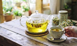 Vì sao người khó ngủ nên uống trà hoa cúc sau bữa tối?