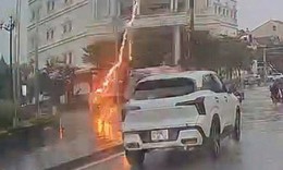 Khoảnh khắc sét đánh trúng người đi xe máy giữa mưa lớn