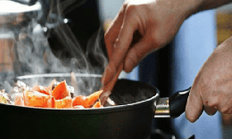 Những thực phẩm người nhiễm HIV nên tránh để bảo vệ hệ miễn dịch