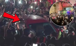 Đám đông quây kín ô tô, livestream dưới chân cầu vượt Bắc Sơn