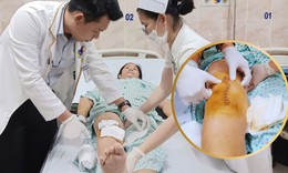 Đứng bán hàng nhiều năm, chủ tiệm tạp hóa phải ngồi xe lăn vào viện
