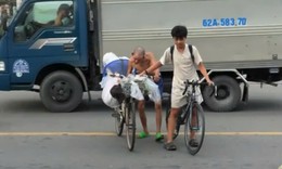 Xúc động khoảnh khắc nam sinh dừng xe, dìu cụ ông sang đường giữa phố đông