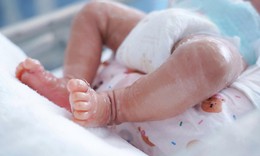 Gia đình hốt hoảng khi bé trai sơ sinh da nứt nẻ như vảy cá