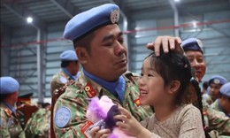Trở về từ Nam Sudan, chiến sĩ mũ nồi xanh òa khóc khi gặp lại con gái