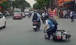 Nữ sinh bị bạn giật tóc khi đang chạy xe máy điện, ngã chúi xuống đường