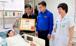 Tặng Huy hiệu ‘Tuổi trẻ dũng cảm’ cho cô giáo Hoàng Thị Hiền
