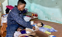 Gia cảnh người đàn ông chăm mẹ già, con bệnh, vợ bị tai nạn nghiêm trọng