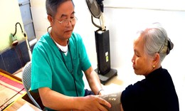 Vị bác sĩ làng với những bước chân không mỏi