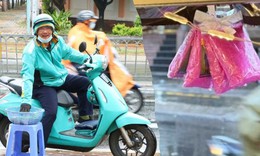 Rổ áo mưa ‘ai cần cứ lấy’ đầy nghĩa tình giữa mùa mưa Sài Gòn
