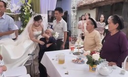 Xúc động cảnh cụ bà che mặt khóc nức nở trong ngày cháu gái lấy chồng