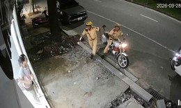 CSGT Huế hỗ trợ đưa người có biểu hiện đột quỵ đi cấp cứu