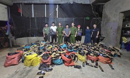 Phát hiện 248 bình 'khí cười' vận chuyển trái phép qua biên giới