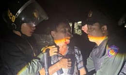 Khống chế người đàn ông mặc 'áo giáp' tự chế, dùng dao gây thương tích cho 2 công an