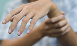 Ngỡ thoát vị đĩa đệm, người phụ nữ yếu tứ chi vì bệnh thần kinh nguy hiểm