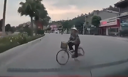 Người đi xe đạp bị ô tô chạy 85km/h tông văng trên đường