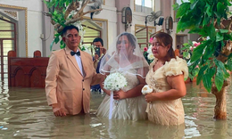 Nhà thờ ngập sâu, cô dâu gây chú ý với màn lội nước vào lễ đường