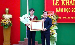 Cậu học trò lớn lên trong 'vựa ve chai' nhận Huân chương Lao động