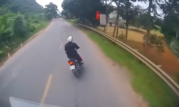 Bức xúc vì bị tạt đầu, tài xế ô tô tăng tốc dằn mặt xe máy