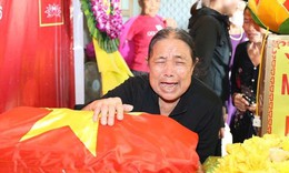 Vợ 72 tuổi bật khóc đón chồng liệt sĩ trở về sau gần 50 năm chờ đợi